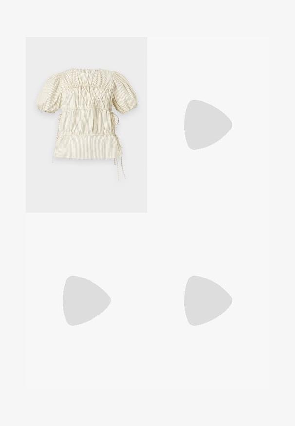 Blusa crema con finas rayas verticales negras, mangas cortas abullonadas, detalles de tela fruncida y lazos laterales.; Vaqueros de mezclilla azul claro de talle alto y pierna recta con bolsillos delanteros y traseros, cierre de botón y trabillas para cinturón.; Tacón slingback de charol marrón con punta afilada, correas ajustables y hebillas decorativas en la parte frontal. Altura del tacón de 3 pulgadas.; Pequeño bolso negro brillante con dos asas largas y detalles de cordón lateral sobre un fondo claro liso.