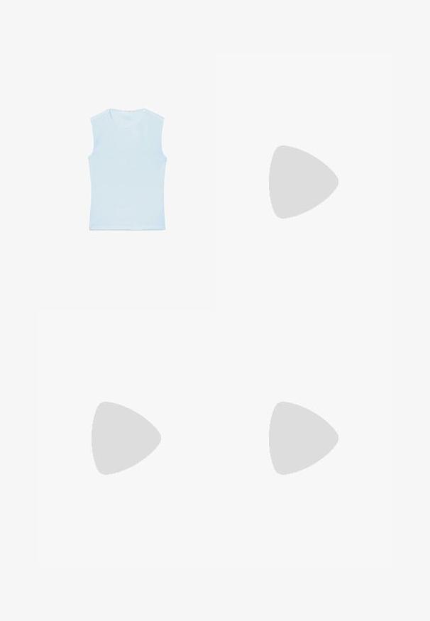 Ärmelloses hellblaues Tanktop mit Rundhalsausschnitt und geradem Saum, flach auf weißem Hintergrund präsentiert.; Schwarze weite Hosen aus weichem Stoff. Mit einem elastischen Bund mit Kordelzug und zwei seitlichen Taschen. Flacher Vorderteil mit Falten.; Schwarze, offene High-Heel-Sandale aus Lackleder mit dünnen Riemen am Knöchel und am Vorderfuß auf hellem, schlichtem Hintergrund.; Rechteckige kleine orangefarbene Handtasche mit doppelten Griffen, abnehmbarem langem Riemen und Schnallendetails auf hellem Hintergrund.