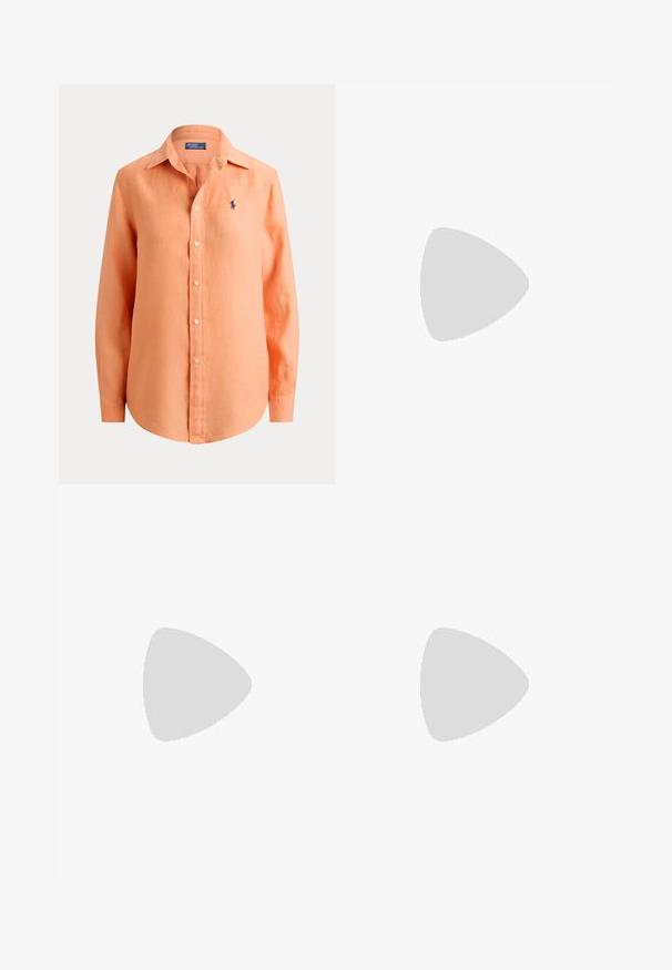 Dlhá košeľa na gombíky v svetlo oranžovej farbe s golierom a modrým vyšitým logom Polo Ralph Lauren na ľavej strane hrudníka.; Svetlomodré džínsy s vysokým pásom, mierne vyblednuté a opotrebované pri predných vreckách, päť vrecový štýl a zužujúce sa nohavice.; Nízky športový topánok v matnej ružovej farbe s bielymi šnúrkami, prešitým dizajnom a tenkou bielou podrážkou s béžovou gumovou podrážkou.; Osoba v hnedom blazeríku s rybím zubom drží tmavohnedú semišovú kabelku so zlatým reťazcom a príveskom s logom RL.