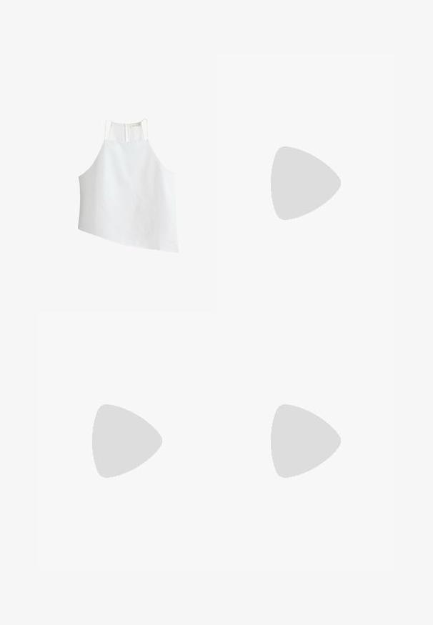 Haut halter blanc sans manches avec fines bretelles et ourlet asymétrique, fermeture éclair à l'encolure arrière.; Pantalon large couleur crème avec plis devant et poches latérales, avec fermeture avant dissimulée.; Chaussure slingback plate beige avec dessus tissé et bout pointu, dotée d'un talon ouvert et d'une semelle fine.; Sac cabas en paille tressée naturelle avec deux poignées courtes et une longue bandoulière, forme rectangulaire, couleur beige, motif texturé.