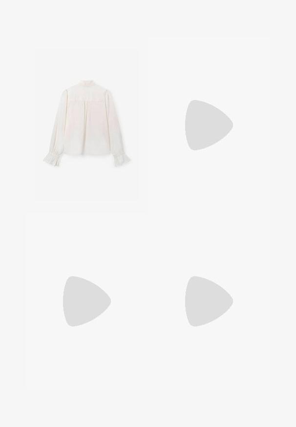 Witte blouse met lange mouwen, voorzien van een knoopkraag, geplooid rugdetail en gerimpelde manchetten. Glad stof met een eenvoudige uitstraling.; Felroze, knielange rok met geplooide tailleband en zachte, vloeiende stof, getoond tegen een witte achtergrond.; Zwarte leren Mary Jane-schoen met een T-strap, zilveren sluiting, ronde neus en een lage zool. Gladde textuur met een gepolijste afwerking.; Witte stoffen strik met een zwarte rozet in het midden, versierd met kleine zilveren kralen op een effen witte achtergrond.