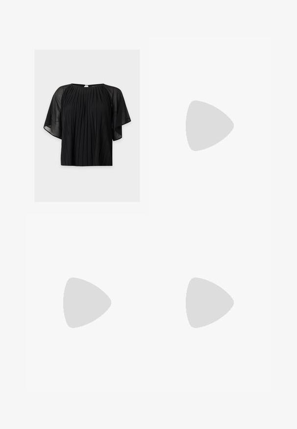 Zwarte blouse met korte mouwen, geplooide voorkant en doorschijnende, vloeiende mouwen, met een ronde halslijn en een kleine knoopsluiting aan de achterkant.; Zwarte plissé rok met een hoge, elastische tailleband. Gemaakt van zachte stof, met verticale plooien voor een vloeiende silhouet.; Zwarte gepatineerde leren hoge hakken met een spitse neus, twee enkelbandjes, vierkante blokhak en gouden gespsaccenten. Glad, glanzend oppervlak.; Zwarte leren handtas met een gestructureerd ontwerp, een bovenhandvat, een afneembare schouderriem en hardware in goudkleur op een magnetische sluiting.