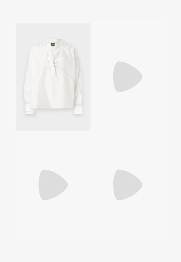 Witte blouse met een kraag, geplooide voorzijde en contrasterende zwarte stiksels. Heeft lange mouwen en een ontspannen pasvorm.; Beige broek met rechte, brede pijpen, gladde textuur, op maat gemaakt ontwerp en een verborgen sluiting aan de voorkant. Geen zichtbare zakken of versieringen.; Beige leren pumps met hoge hak, een spitse neus, een gladde textuur en een slanke stilettohak. Minimalistisch ontwerp zonder extra versieringen.; Calvin Klein ARCHIVE SHOULDER BAG SHINY - Handtas - ecru