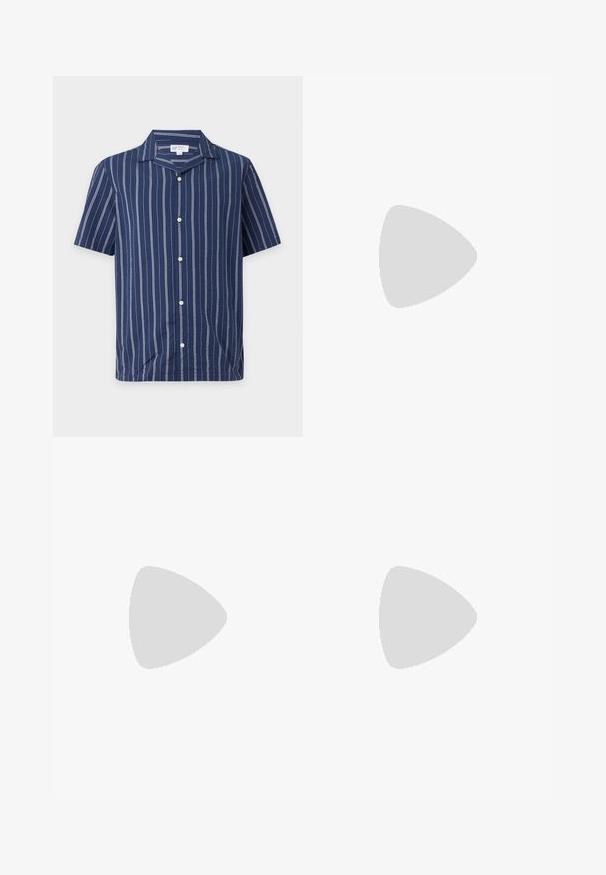 Chemise bleu marine à manches courtes avec des rayures blanches verticales et un col à pointes.; Shorts décontractés bleu clair avec taille élastique et cordon, avec un petit logo "GAP" sur la partie inférieure de la jambe droite.; Baskets blanches avec une tige à texture lisse, bout arrondi et laçage traditionnel, arborant un design minimaliste et une semelle en caoutchouc.; Lunettes de soleil rectangulaires noires avec des montures épaisses et des verres teintés foncés, inclinées sur un fond blanc.