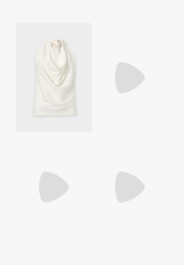 Λευκό αμάνικο τοπ halter με ντεκολτέ με draped και λεπτομέρεια συγκεντρωμένου υφάσματος, τοποθετημένο επίπεδα σε ανοιχτό φόντο.; Κρεμ πλεκτή φούστα μολύβι με υφή, ψηλόμεση και διακριτικό κυματιστό σχέδιο.; Ανοιχτό, μεταλλικό χρυσό σανδάλι mule με μεσαίου ύψους λεπτό τακούνι και λεπτά, σταυρωτά λουριά σε ουδέτερο φόντο.; Μικρό τσαντάκι χειρός με γεωμετρικό σχέδιο σε χρυσό και μαύρο, πλαίσιο από μεταλλικό χρυσό, μαύρο κούμπωμα σε σχήμα μπάλας και κοντή χρυσή αλυσίδα.