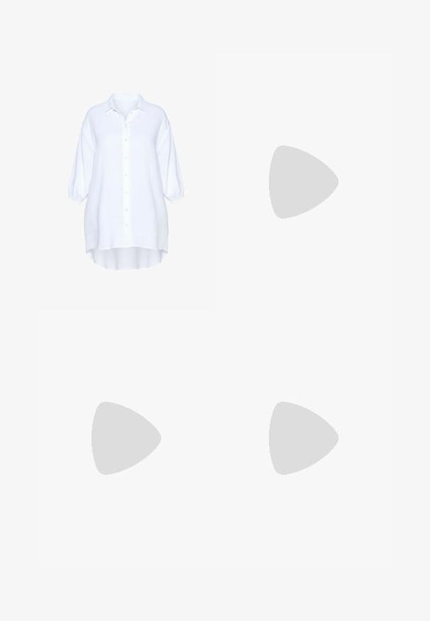 Hvid oversized skjorte med knapper lavet af tekstureret stof, med klassisk krave, store ærmer og asymmetrisk skørt.; Lyseblå denimshorts med lige snit, fem lommer og synlige stikninger. Har en lukning med knap og lynlås.; Brun ruskindssandal med tre overlappende remme, en flad sål og kontrasterende hvide syninger på remmene som detalje.; Flettet beige stråtaske med runde håndtag og hvide broderede kursivinitialer midt på forsiden.