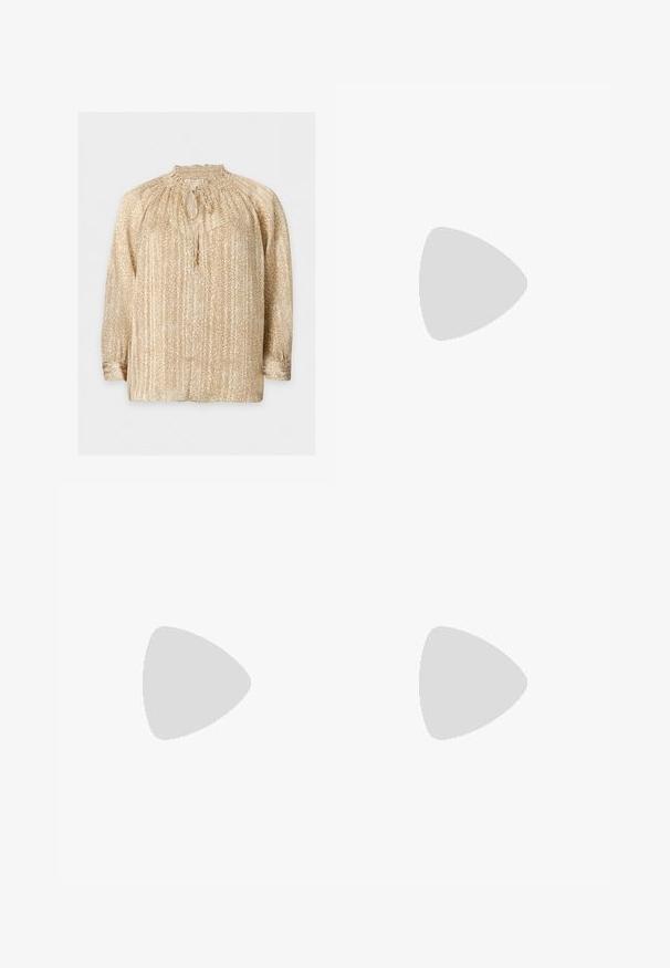 Langærmet beige bluse med lille hvid prikmønster, rynket halsudskæring med bindebånd og frynser samt elastiske manchetter på hvid baggrund.; Hvide bukser med vidde i stoffet med tekstur, der har subtile lodrette striber og to baglommer.; Sort læder Mary Jane-stil flad sko med rund tå, der har en dekorativ nitterpynt på tåhætten og en spænde-rem.; Cremefarvet stofclutch med et rynket design, sølv metalramme, to dekorative kugler og en sølvkæde som rem.