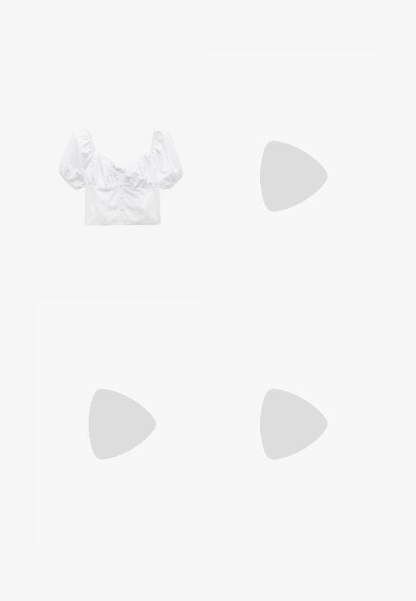 Witte cropped blouse met pofmouwen, knoopsluiting aan de voorkant en elastische naden. Glad materiaal met een getailleerd ontwerp.; Zwarte denimshorts met rafelige zomen, riemlussen, knoop en rits aan de voorkant en voorste en muntenzakken, plat gelegd op een witte achtergrond.; Transparante jelly sandalen met een golfvormig ontwerp, voorzien van een tussenstuk en een gegroefd zoolpatroon. Kleuren zijn onder andere lichtgroen en transparante tinten.; Olijfgroene schoudertas met een geplooide schouderriem, gladde stof, zilveren hardware en een gebogen silhouet; bevat reliëf logo-details.