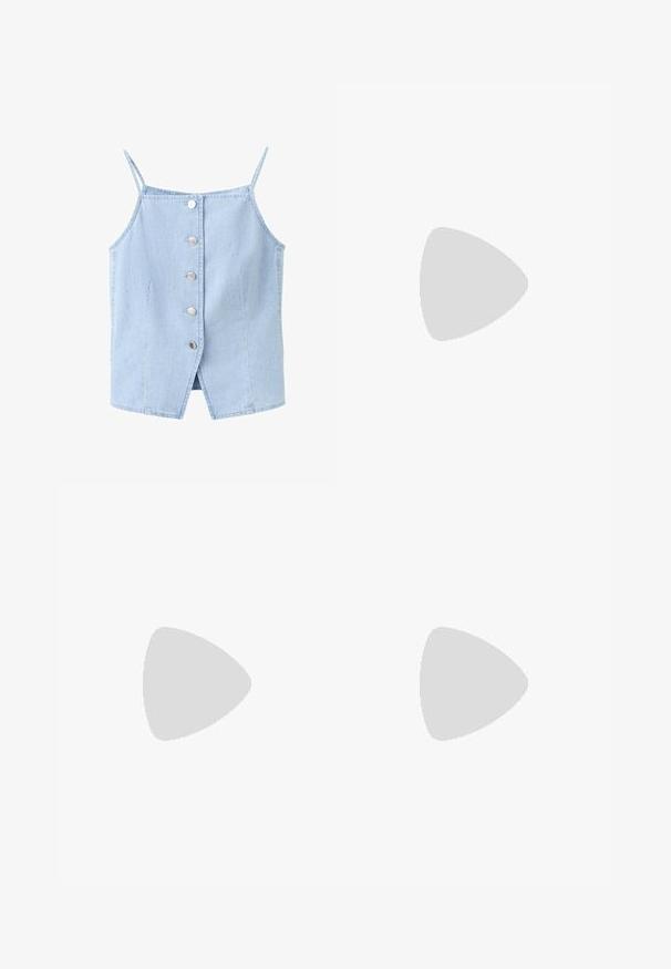 Hellblaues ärmelloses Denim-Top mit dünnen Trägern und fünf silbernen Knöpfen vorne, mit einem kleinen Schlitz vorne am Saum.; Hellblaue Jeans mit weitem Bein, Vorder-Taschen und Gürtelschlaufen, auf weißem Hintergrund dargestellt.; Helleblaue Plattform-Sandale mit ausgefranstem Obermaterial, offenem Zehendesign, dicker, gerundeter Sohle und strukturiertem grauem Laufsohlen.; Hellblaue Denim-Handtasche mit zwei Schulterriemen, die an Metallringen befestigt sind, sowie dekorativen Nieten vorne und an den Seiten.