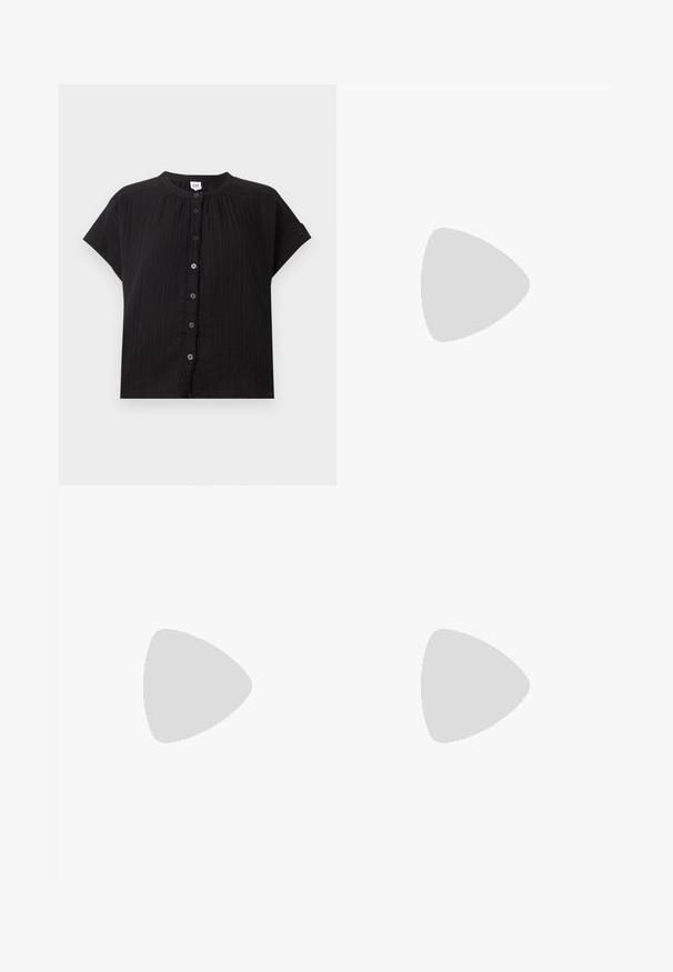 Blouse noire à manches courtes avec petit col rond, texture verticale, boutonnage sur le devant et étiquette GAP à l'intérieur de l'encolure.; Pantalons larges noirs en tissu léger, dotés d'une taille élastique avec cordon de serrage et d'une texture lisse.; Sandales à plateforme noires avec deux larges brides, en matériau lisse. Présentent une semelle épaisse avec un dessous texturé pour l'adhérence.; Sac en osier noir et blanc de forme arrondie, avec une surface texturée et une poignée tressée. Convient à un usage décontracté.