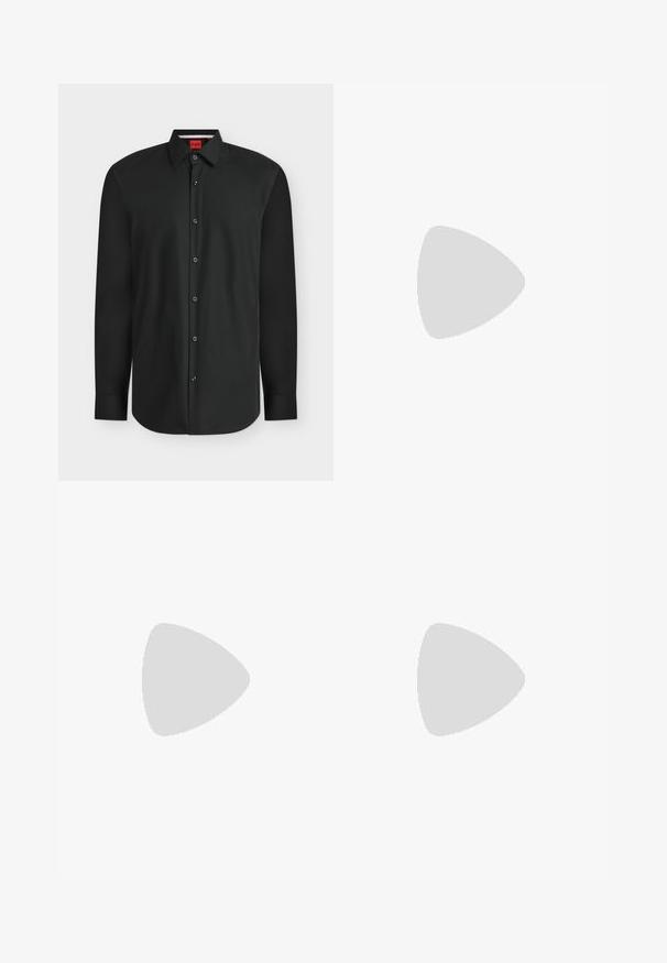 Camisa negra de manga larga con botones, cuello y etiqueta de marca roja visible en el interior del escote.; Pantalones negros a medida en una tela suave. Presentan un diseño de pierna recta, pliegues frontales y trabillas para cinturón para un tamaño ajustable.; Zapato mocasín de cuero negro suspendido sobre una alfombra beige con muebles modernos de color ámbar en el fondo.; Cinturón de cuero negro con una textura lisa, que presenta una hebilla rectangular de plata y un detalle de doble pasador. Diseño clásico y versátil.