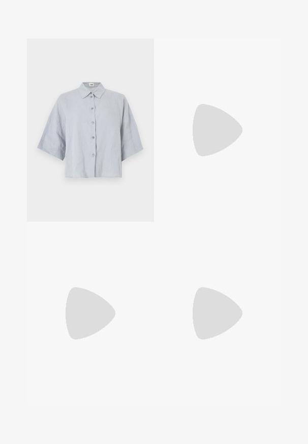 Camisa de lino de manga corta en azul claro, con cuello y diseño de botones delanteros, de corte relajado y crop, con textura suave.; Pantalones de pierna ancha hechos de una tela oscura, con una textura suave, trabillas para cinturón y un plisado frontal, con un diseño limpio y sin adornos.; Zapato plano negro con punta afilada, hecho de un material brillante con textura de cocodrilo y un tacón bajo. Diseño simple y elegante.; Bolso de cuero negro con forma triangular, adornado con puntos metálicos plateados y un asa texturizada. Acabado suave en general.