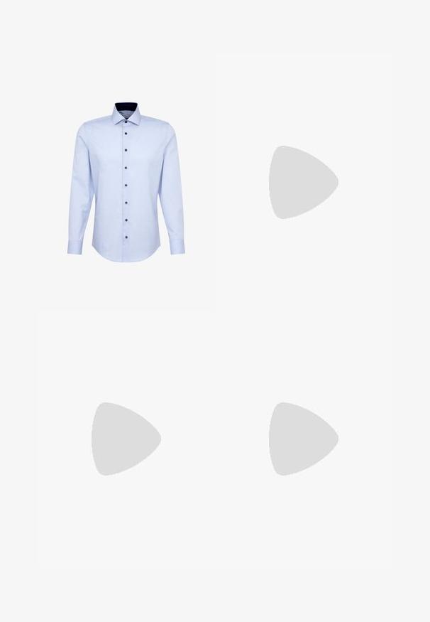 Lichtblauw overhemd met lange mouwen, donkere knopen en een contrasterende donkere binnenkraag, weergegeven op een witte achtergrond.; Marineblauwe pantalon met een rechte pijp, gemaakt van een gladde stof. Voorzien van een knoopsluiting aan de voorkant en twee zijzakken.; Bruine leren schoen met een slank ontwerp, voorzien van twee goudkleurige gespen, een puntige neus en een lage gestapelde hak.; Bruine leren riem met een gladde textuur, voorzien van een zilveren metalen gesp en een minimalistisch ontwerp. De riem heeft een ronde punt en nauwkeurige stiksels.