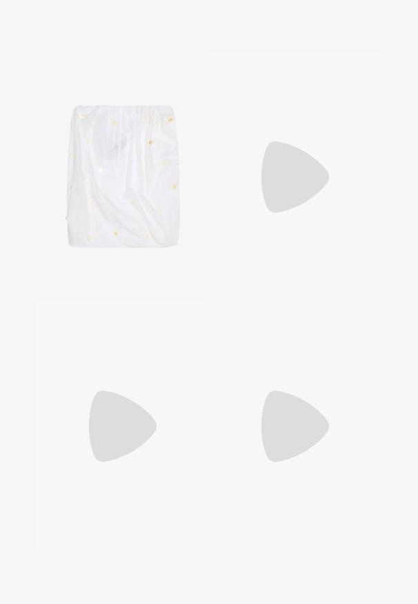 Tela blanca con pequeñas motas doradas brillantes dispersas y un borde superior elástico, probablemente una falda o un top tubo.; Falda color crema con patrón de cortes circulares, discos metálicos reflectantes, bucles largos colgantes y una correa lateral con hebilla integrada.; Chancla de goma marrón con suela texturizada y tiras en forma de V con la marca, sobre un fondo claro y liso.; Gafas de sol de carey marrón con una forma vintage de ojo de gato y lentes marrones. Presentan brazos curvados con acentos rojos.