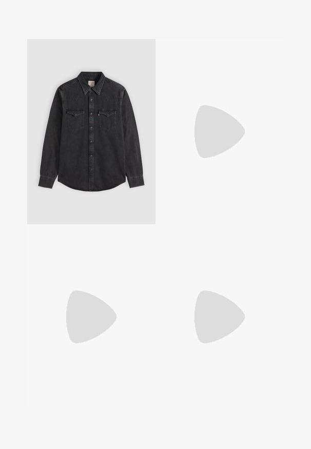 Sort langærmet denimskjorte med spids krave, knaplukning foran og to knappede brystlommer på ensfarvet lys baggrund.; Blå straight-leg denim jeans med frontknap og lynlåslukning, fem-lomme design og subtilt falmede områder på lår og knæ.; Kentucky's Western Cowboy- / bikerstøvlette - black; Sort læderbælte med en udsmykket sølvspænde med indviklede graveringer og en dekorativ spids, der fremhæver tekstur og håndværk.