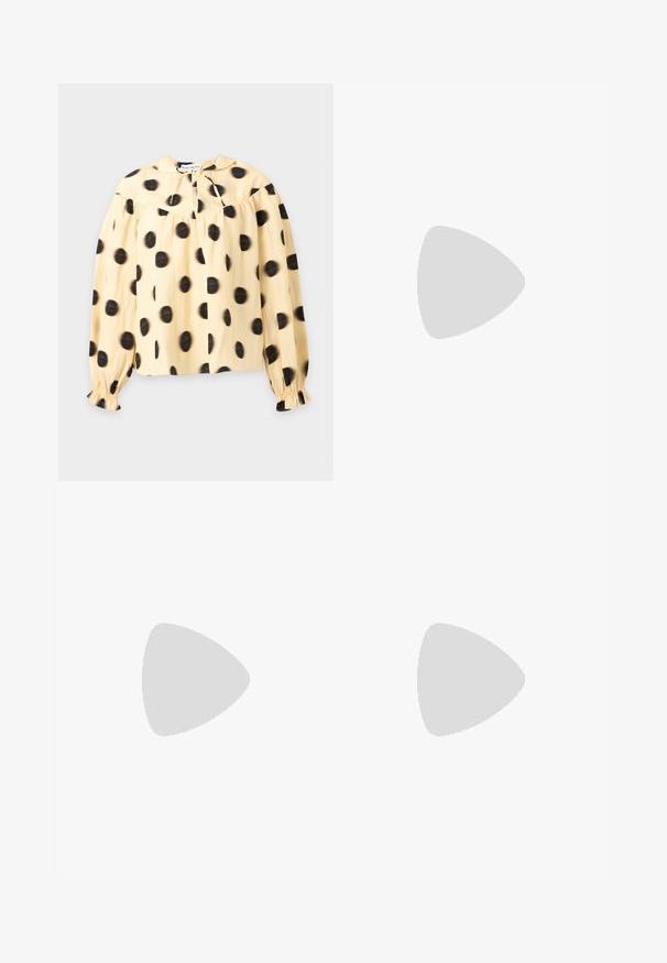 Blusa beige de manga larga con grandes lunares negros irregulares, puños fruncidos y un pequeño escote en forma de ojo de cerradura con cordón.; Jeans de pierna ancha en negro, fabricados en denim, con un diseño clásico de cinco bolsillos, un ligero desvanecimiento y un cierre de botón en la cintura.; Zapato de tacón alto de cuero de charol negro con punta afilada, tacón ancho y detalle metálico dorado en la parte trasera.; Clutch de cuero negro con un detalle en cadena dorada, textura suave y logotipo dorado. Incluye una correa ajustable para mayor versatilidad.