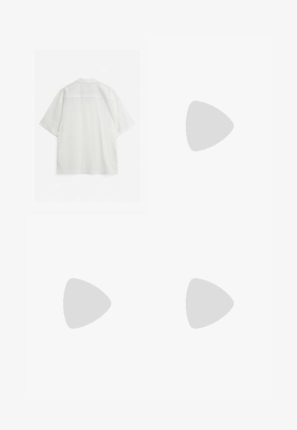 Camisa blanca de manga corta con corte cuadrado, dobladillo recto y cuello clásico, mostrada desde atrás sobre un fondo liso.; Pantalones de mezclilla gris oscuro con un diseño de pierna recta, estilo de cinco bolsillos y cierre visible de botón y cremallera. Presenta un detalle mínimo.; Zapatilla deportiva de color gris claro con parte superior de malla transpirable, suela de goma texturizada y acentos reflectantes. Cuenta con un cuello acolchado y diseño de cordones.; Cinturón de cuero negro enrollado con una hebilla rectangular plateada grabada con "HUGO" y una presilla de cuero con costuras rojas.