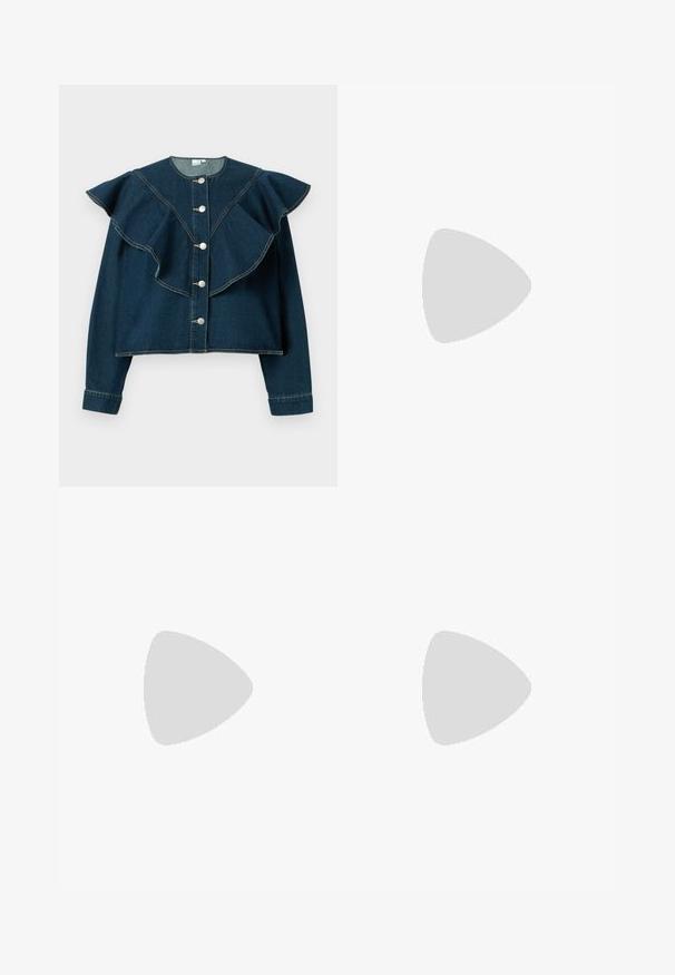 Donkerblauwe spijkerjasje met gerimpelde inzet, ronde halslijn, lange mouwen en zilveren drukknoopsluiting aan de voorkant.; Donkerblauwe jeans met brede pijpen van spijkerstof; voorzien van voorzakken en een knoopsluiting; opvallende stiksels langs de naden; geen patronen of versieringen.; Zwarte leren instappers met een chunky, gestructureerde zool, voorzien van een band over de voet en een gladde, gepolijste afwerking.; Kleine zwarte glanzende handtas met twee lange hengsels en zijkant trekkoord details op een effen lichte achtergrond.