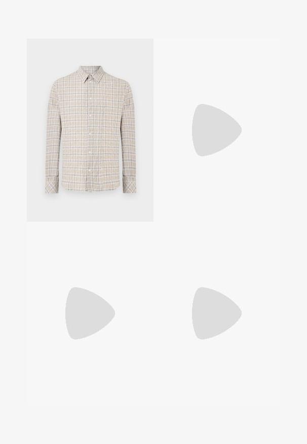 Chemise beige à manches longues avec un motif à carreaux blanc et gris et une poche poitrine.; Pantalon beige à jambe droite avec taille élastique, devant plat et sans poches visibles sur un fond clair.; Chaussure beige à enfiler en matériau souple, avec un bout arrondi, une tige texturée et une bride arrière pour un maintien sécurisé. Semelle épaisse rainurée.; Ceinture en daim marron avec boucle métallique noire enroulée sur un fond clair uni.