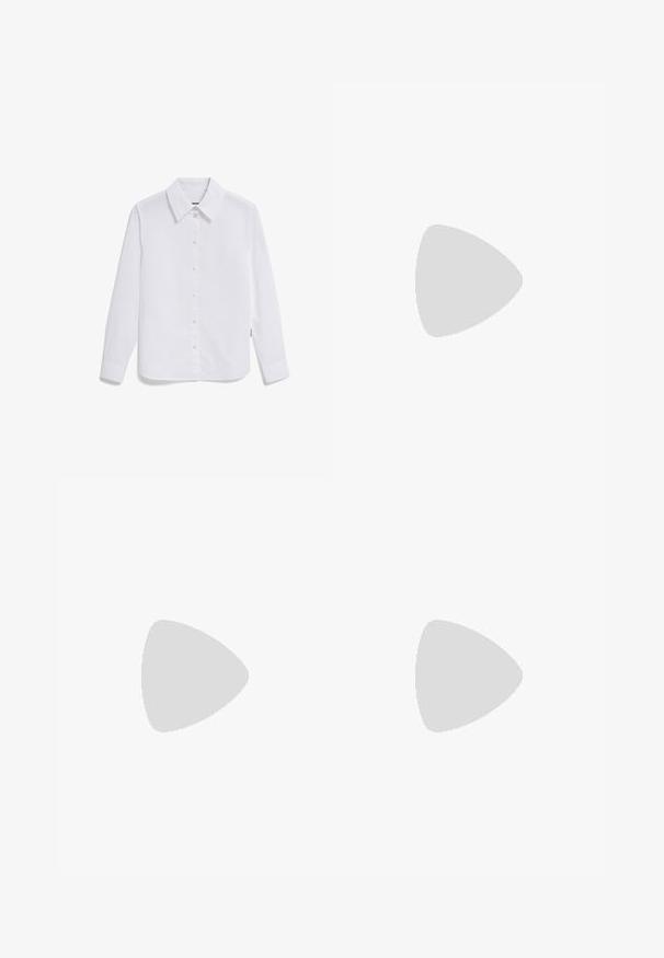 Witte button-up shirt van glad katoen, met een klassieke kraag, lange mouwen en manchetten met één knop. Geen patronen of accenten.; Effen pruimkleurige kokerrok met rechte snit en midilengte, plat weergegeven tegen een witte achtergrond.; Persoon in glanzende rode Mary Jane blokhakken en een blauwe denim rok, staand op een donker betegelde vloer nabij een marmeren wand.; Donkerbruine, gladde leren bucketbag met een brede, verstelbare schouderriem en licht gebogen bovenrand op een witte achtergrond.