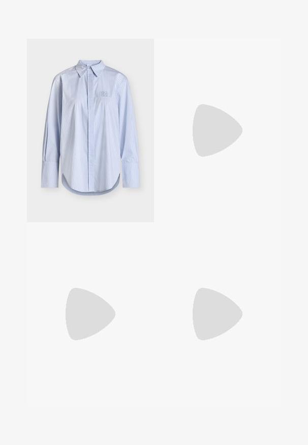Lichtblauw overhemd met lange mouwen met dunne verticale witte en donkerblauwe strepen, een puntige kraag, een verborgen knoopsluiting en een geborduurd logo op de borst.; Wijde denim jeans in donkerblauw, met een hoge taille, een sluiting met een knoop aan de voorkant, en een klassieke vijf-pocketontwerp met subtiele stikdetails.; Grijze suède hoge hak pump met een spitse neus en een slanke silhouet. Beschikt over een soepele afwerking en een smalle hak voor een moderne uitstraling.; Crèmekleurige leren handtas met bovenhandgreep, verstelbare schouderriem en brede ceintuur met zilverkleurige gesp aan de voorkant.