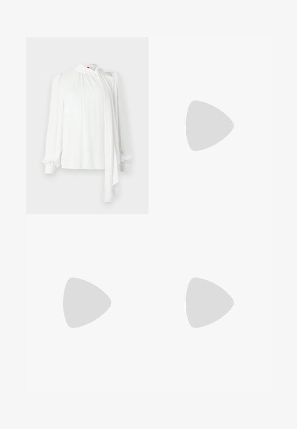 Witte blouse met lange mouwen, geplooide stof op de schouders, hoge hals met strikdetail, gladde textuur en elastische manchetten.; Zwarte zeemeerminrok, gemaakt van rekbare stof, heeft een aansluitende taille met een slanke zwarte riem en een uitlopende zoom met gebogen naden.; Zwart lakleren hoge hak sandaal met dubbele enkelbandjes en gouden gespen, open teen en slanke, taps toelopende hak op een neutrale achtergrond.; Witte leren handtas met een gebogen vorm, voorzien van een zilveren driehoekig logo en ritssluiting. Gladde textuur en dubbele handvaten.
