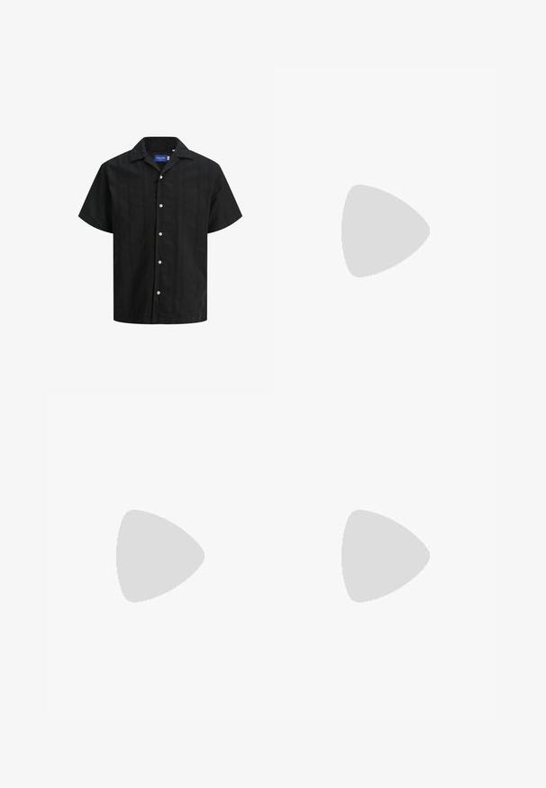 Camisa negra de manga corta con cierre delantero de botones, hecha de una tela texturizada, que presenta un cuello clásico y sutiles rayas verticales.; Pantalones cortos negros hechos de una tela ligera, que cuentan con una cinturilla elástica con cordón y bolsillos laterales para mayor comodidad.; Sandalia negra tipo slide con una banda ancha y el logo "GAP", descansando sobre una superficie metálica brillante con botones acolchados.; Gafas de sol redondas con montura de carey, lentes verde oscuro y patillas metálicas delgadas. Con logotipo en las varillas.