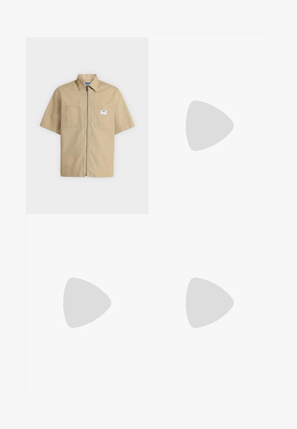 Chemise beige à manches courtes avec fermeture éclair à l'avant, deux poches poitrine et un petit patch logo blanc sur la poche droite.; Short blanc mi-long jusqu'aux genoux avec plis à l'avant, poches latérales, passants pour ceinture et fermeture par bouton à la taille.; Chaussure beige sans lacets avec semelle blanche, présentée en suspension sur un tapis clair avec un mobilier transparent de couleur ambre en arrière-plan.; Ceinture en daim marron clair avec boucle métallique argentée, roulée et posée sur une surface blanche.
