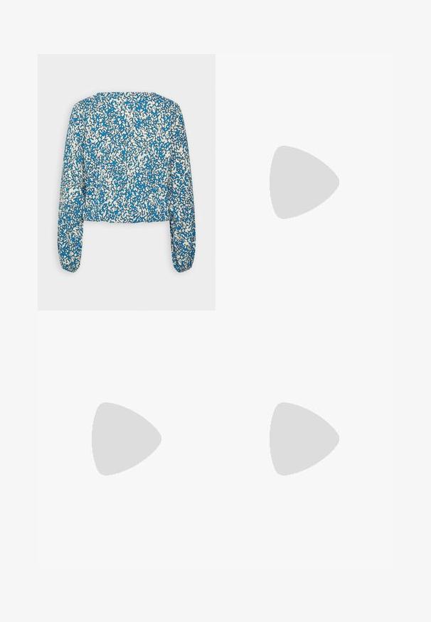 TOM TAILOR DENIM PINTED BLOUSE - Blúzka - light blue; Námořnická modrá sukňa s elastickým pásom a nastaviteľnou šnúrkou. Vyrobená z ľahkej textíl, so stredne dlhým strihom a bočnými švami.; Biele kožené tenisky s nízkym strihom, plochými šnúrkami, zaoblenou špicou a textúrovanými stranami. Hrubá gumová podrážka s jemnými akcentmi.; sweet deluxe EARRING - Náušnice - silver-coloured