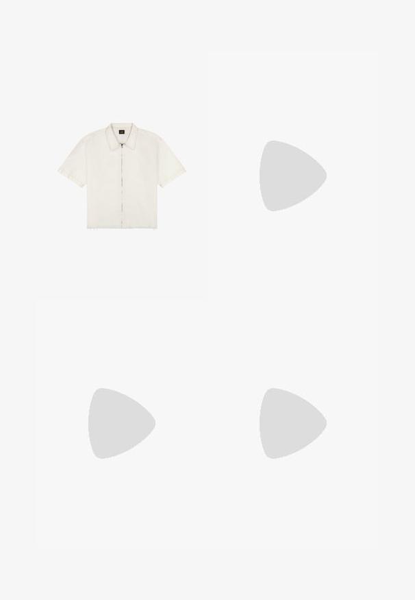 Korte mouwen, gebroken wit cropped shirt met kraag en ritssluiting aan de voorkant, met een rafelige zoom en een Lee merklabel aan de binnenkant van de kraag.; Donkerblauwe denim jeans met een slim fit, voorzien van een klassiek vijf-pocket ontwerp en een metalen knopsluiting bij de taille.; Lage sneakers met een mix van zwart suède en gestructureerd leer, een witte rubberen zool en zwarte veters. Subtiele branding aan de zijkant.; Calvin Klein ASPIRE - Ketting - silver-coloured
