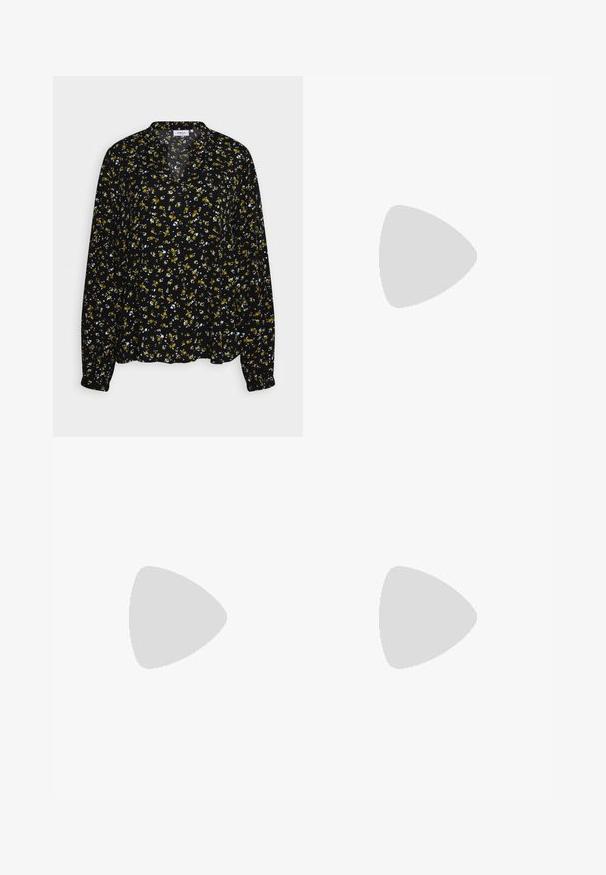 MSCH Copenhagen BELLARIS JALINA  - Top s dlhým rukávom - black; Pohodlné čierne nohavice s širokými nohavicami vyrobené z hladkého materiálu. Majú plochý pás s pútkami na opasok a žiadne viditeľné vrecká. Jednoduchý dizajn.; Čierne lesklé kožené členkové čižmy s robustným vysokým podpätkom a úchytom, vystavené na drevenom povrchu s pozadím z vysokých zelených trávy.; Čierna spojka zamszová kabelka s štruktúrovaným povrchom, vybavená zlatým reťazovým ramienkom a štýlovým, ostrým dizajnom.