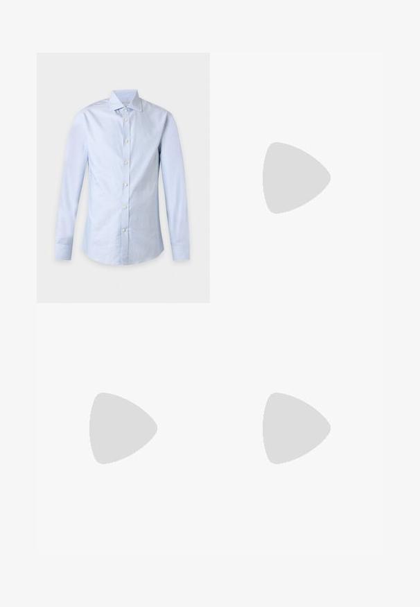 Lyseblå herreskjorte med lange ærmer, knaplukning foran og spids krave, vist fladt på en hvid baggrund.; Tiger of Sweden TREYTON - Bukser - dark ink; Sorte læder loafers med en rund tå, der har guld hardware accent og syningsdetaljer, placeret på en lav, tekstureret gummisål.; Sort struktureret rektangulær lædermappe med dobbelthåndtag, lynlåslomme foran og justerbar skulderrem vist på hvid baggrund.