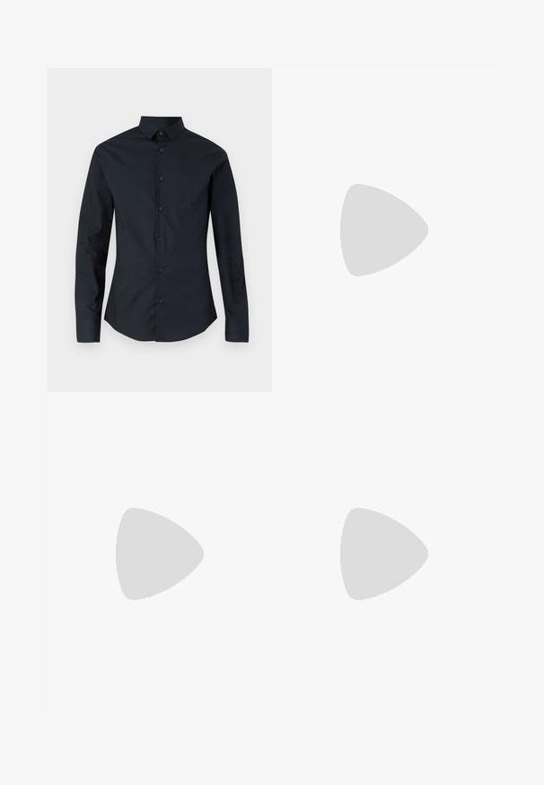 Chemise noire à manches longues avec un col pointu, fermeture à boutons sur le devant et coupe slim. Confectionnée en tissu lisse, elle présente un discret broderie de logo.; Pantalon noir à jambe droite avec détail de couture avant, taille élastique et poches latérales sur un fond clair uni.; Chaussure Oxford noire en cuir avec lacets, surface texturée et petit talon, vue de profil sur un fond gris clair uni.; Sac bandoulière noir texturé avec une fermeture à rabat et un petit logo en métal sur le devant, présenté sur un fond uni.