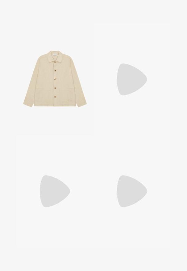 Chaqueta beige de manga larga con botones, cuello y dos bolsillos delanteros aplicados, con botones marrones y textura sutil.; Chinos de algodón beige con un corte slim, que cuentan con un cierre de botón y un detalle de costura sutil en los bolsillos. Textura suave con un acabado pulido.; Botas de ante marrón hasta el tobillo con punta redondeada, costuras mínimas, una lengüeta corta y suela de goma para tracción.; Cinturón trenzado de cuero marrón con hebilla de latón y punta de cuero, enrollado sobre un fondo blanco.
