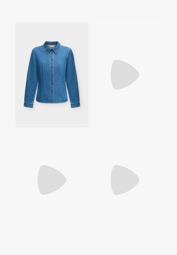 Blauw denim overhemd met lange mouwen, knoopsluiting aan de voorkant, puntige kraag en gestikte naden.; Blauwe denim broek met een elastische tailleband en trekkoord, met een relaxed fit en wijde pijpen, een gladde textuur en gestikte zomen.; Benen met donkere geribbelde leggings gecombineerd met zwarte ballerina's met kleine strikdetails op een witte achtergrond.; Kleine zwarte glanzende handtas met twee lange hengsels en zijkant trekkoord details op een effen lichte achtergrond.