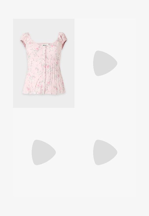 Blouse courte à manches courtes florale rose clair avec boutons sur le devant, encolure carrée, manches froncées et détails plissés à l'avant.; Jupe blanche avec motif floral géométrique bleu, taille smockée et design à volants superposés.; Jambes portant des leggings côtelés foncés associés à des ballerines noires avec de petits détails en nœud sur fond blanc.; Petit sac à main noir brillant avec deux longues anses et des détails à cordon sur les côtés sur un fond clair uni.
