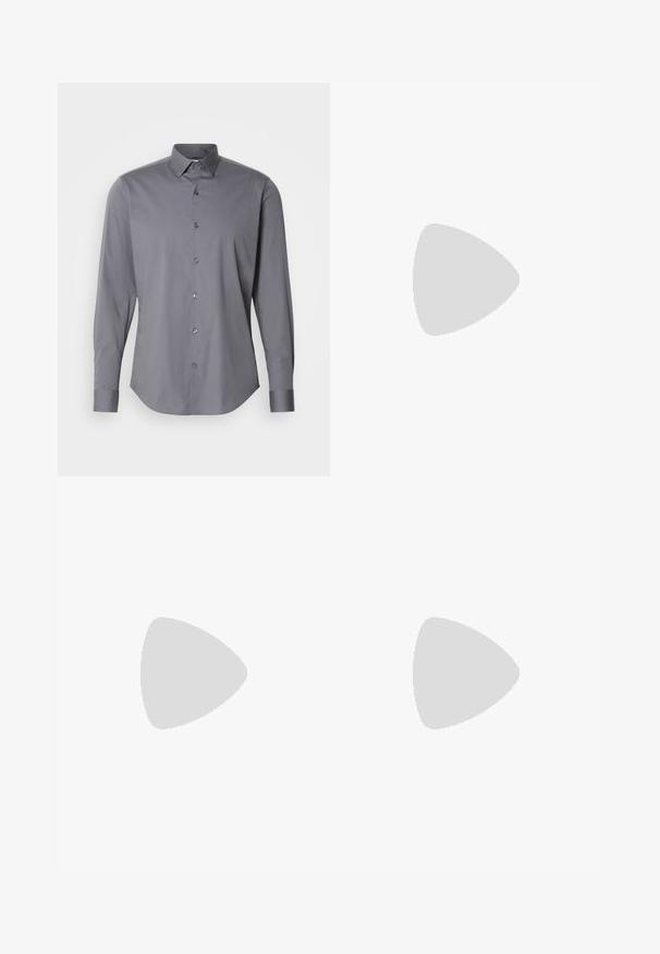 Chemise à manches longues grise à boutons, fabriquée en coton lisse. Comporte un col classique et un ourlet arrondi avec six boutons foncés sur le devant.; Pantalons en coton bleu marine avec une coupe ajustée, dotés d'une ceinture en cuir noir texturé et de poches classiques. Design épuré, sans motifs.; Botte Chelsea en cuir marron avec des panneaux latéraux élastiques noirs, un bout arrondi, une semelle en caoutchouc texturée et une petite languette à l'arrière.; Ceinture en cuir marron foncé avec boucle rectangulaire en métal noir et petit logo rectangulaire rouge, blanc et noir sur la boucle en cuir.