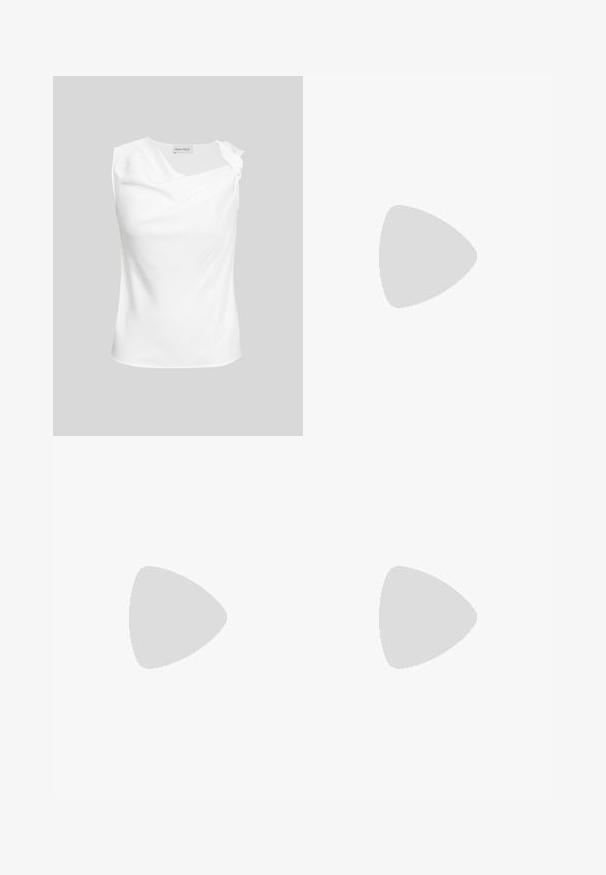Ärmellose weiße Bluse mit drapiertem Ausschnitt und kleinem Stoffblumendetail auf der rechten Schulter, dargestellt vor neutralem Hintergrund.; Roter Baumwoll-Maxikleid mit einem elastischen Taillenbund, der drei abgestufte Rüschenschichten aufweist und eine glatte Textur hat. Einfaches Design ohne sichtbare Muster.; Burgunderfarbene Lackleder Slingback-Absätze mit spitzem Zehenbereich und schlankem Stiletto-Absatz. Offenes Rückendesign mit verstellbarem Knöchelriemen.; Schwarze Lederhandtasche mit abgerundeter Form, verziert mit silbernen Nietenakzenten und kurzem Griff. Glatte Struktur und Reißverschlussverschluss.