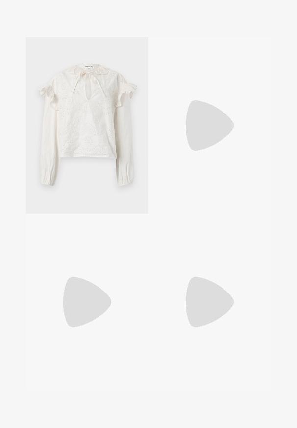 Blouse blanche à manches longues avec broderie œillets, épaules à volants, encolure fendue avec lien, et poignets élastiques.; Pantalon blanc à jambes droites avec poches avant, passants pour ceinture et fermeture à bouton avec détails de coutures roses.; Chaussure plate synthétique blanche avec texture en maille, bout pointu et une sangle sur le côté avec un accent rond. Talon bas et semelle flexible.; Petit sac à main noir brillant avec deux longues anses et des détails à cordon sur les côtés sur un fond clair uni.