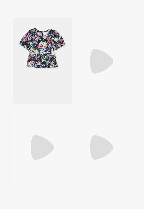 Bluse mit floralem Druck und kurzen Puffärmeln; schwarzer Hintergrund mit lebhaften rosa, blauen und gelben Blumen; leichtes Material, runder Halsausschnitt.; Schwarze Slim-Fit-Hose mit Gürtelschlaufen, Frontreißverschluss und geraden Beinen, vor weißem Hintergrund präsentiert.; MM6 Maison Margiela Pantolette hoch - black; Goldfarbene Creolen Ohrringe mit einem äußeren Rand aus tortoiseshell-musterendem Harz, die eine glatte Oberfläche und eine schlanke, runde Form aufweisen.