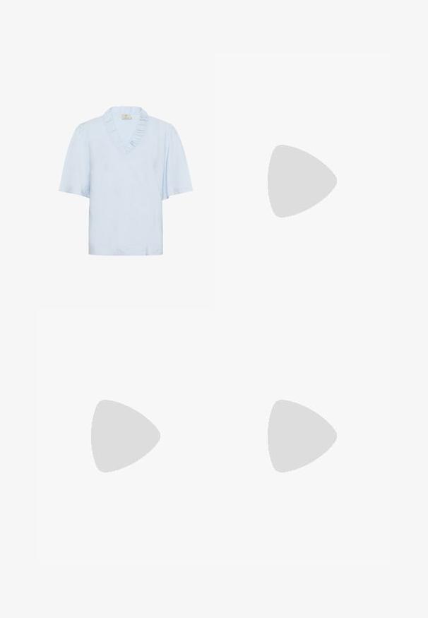 Lyseblå bluse med korte ærmer, flæset V-hals og let oppustede skuldre.; Bredde denim bukser i en mellemblå tone, med en elastisk talje og justerbar snor samt lige ben for en afslappet pasform.; Blå klipklap med tekstureret vævet sål og tynde stropper, vist fra siden på en ensfarvet lys baggrund.; Canvas mulepose med lodrette navy og hvide striber, med teksten "MADS NØRGAARD COPENHAGEN" og dobbelte skulderremme.