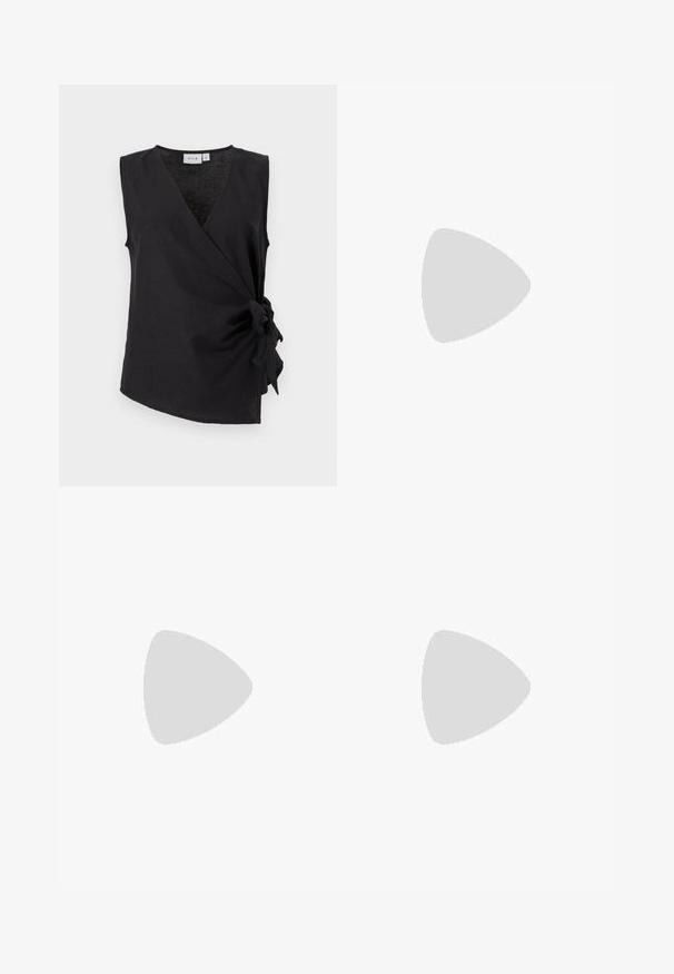 Top noir sans manches portefeuille avec col en V et détail de nouage côté, en tissu doux, étiquette « VILA » à l'encolure.; Pantalons larges noirs en tissu léger, dotés d'une ceinture à nouer à la taille et de détails plissés à l'avant pour un ajustement structuré.; Sandales noires à glisser avec une tige en cuir lisse, bout ouvert et un petit talon brillant. Design minimaliste avec une forme incurvée et une finition épurée.; Sac à main en cuir tressé noir avec poignée courte et bandoulière amovible, présenté sur un fond clair uni.