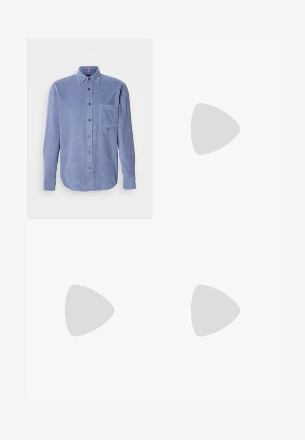 Blauwe corduroy button-up shirt met een zak op de linkerkant van de borst, lange mouwen en een afgeronde zoom. De stof heeft een ribbelige structuur.; Donkerblauwe broek in een slim fit met een subtiel textuurpatroon, voorzien van een knoopsluiting en traditionele zakken. Glad stoffen afwerking.; Zwarte leren loafer met dikke rubberen zool, gestikte bovenkant en gegraveerde merknaam op de hiel, zijaanzicht op witte achtergrond.; Bruine leren duffeltas met twee handvatten, een zwarte verstelbare schouderriem en een klein "BOSS" logo middenvoor.