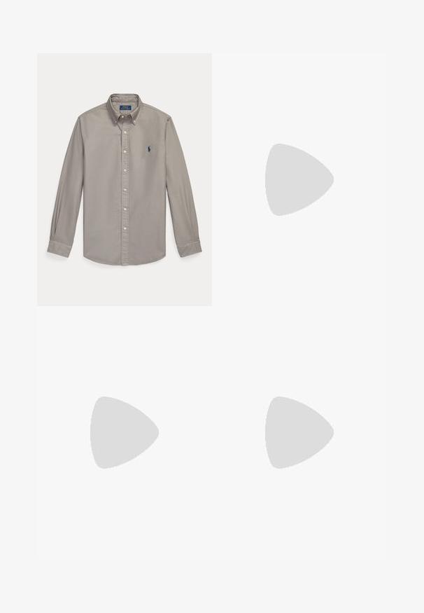 Hellgraues, langärmliges Hemd mit Knopfleiste, Kragen und blauem Polo Ralph Lauren Sticklogo auf der linken Brust.; Graue Denim-Jeans, Slim-Fit, mit geraden Beinen. Verfügt über das klassische Fünf-Taschen-Design, Nähdetails und eine leicht verblichene Textur.; Schwarzer Ledermokassin mit Schnürdetail und flacher Gummisohle, seitlich auf hellem Hintergrund gezeigt.; Schwarzer Leder-Gürtel mit einer rechteckigen silbernen Metall-Schnalle, die ein geprägtes Reiter-Logo trägt, glatter Textur und fünf Gürtellöchern.