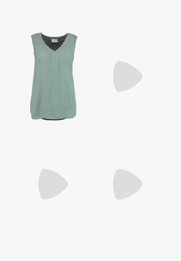 Lichtgroene mouwloze top met een V-hals, voorzien van een gestructureerde stof en een rechte snit. De zoom is licht afgerond aan de onderkant.; Zwarte skinny jeans met een gladde stofstructuur, voorzien van een sluiting met een knoop aan de voorkant, vijf zakken en een aansluitend ontwerp.; Witte lage canvas sneaker met dikke zool, veters aan de voorkant en stikdetails aan de zijkant.; Zilveren creolen met een slank, langwerpig ontwerp. Gemaakt van gepolijst metaal, met een gladde textuur en minimalistische stijl.