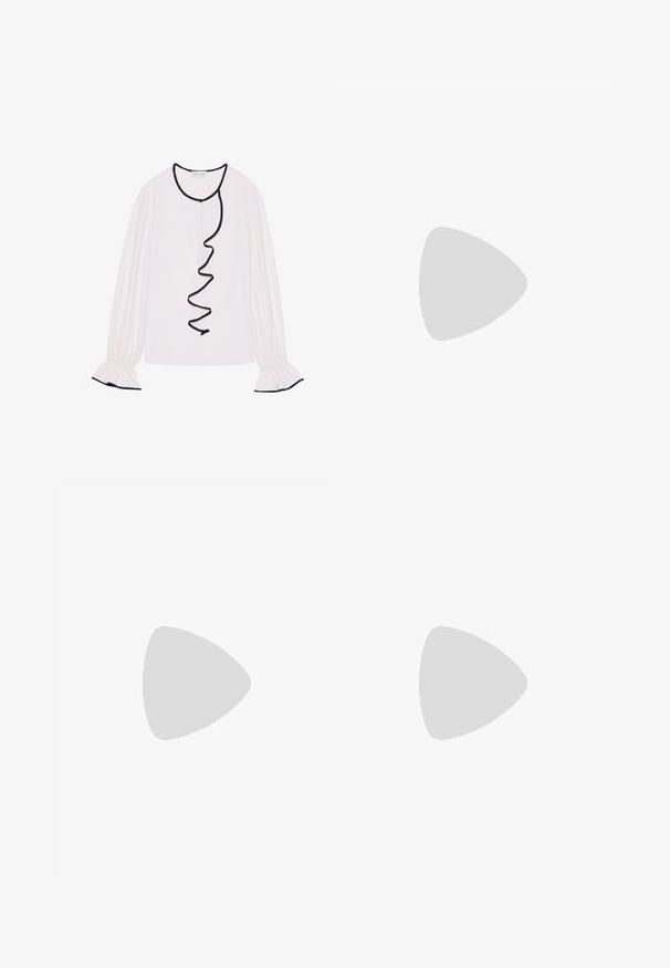 Blusa de manga larga en tejido rosa claro, con un ribete negro con volantes a lo largo del frente y los puños, con detalles elásticos.; Falda negra hasta la rodilla hecha de una tela suave, con un diseño ajustado, una cinturilla discreta y sin cierres o bolsillos visibles.; Zapato beige de tacón alto con tira trasera, puntera puntiaguda, ribete negro y detalle de hebilla. Material liso con acabado mate y tacón medio tipo bloque.; Bolso negro de forma redondeada, hecho de material liso. Presenta un asa trenzada y un cierre de cremallera para un almacenamiento seguro.
