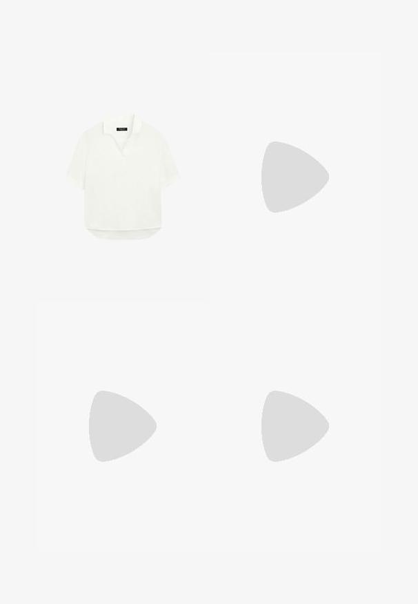 Weißes Polohemd mit kurzen Ärmeln, Kragen, kurzer Knopfleiste und leicht abgerundetem Saum.; Beige Shorts mit elastischem Bund und Kordelzug, aus strukturiertem Stoff mit zwei Fronttaschen. Mittlere Oberschenkel-Länge.; Flache Sandale mit einer hellbraunen Sohle und breitem, beigem geflochtenem Riemen oben, seitlich auf einfachem Hintergrund gezeigt.; Gestreifte, gewebte Tasche in Schwarz und Beige mit einem lässigen Design, strukturierten Oberflächen und einem kleinen Lederakzent. 