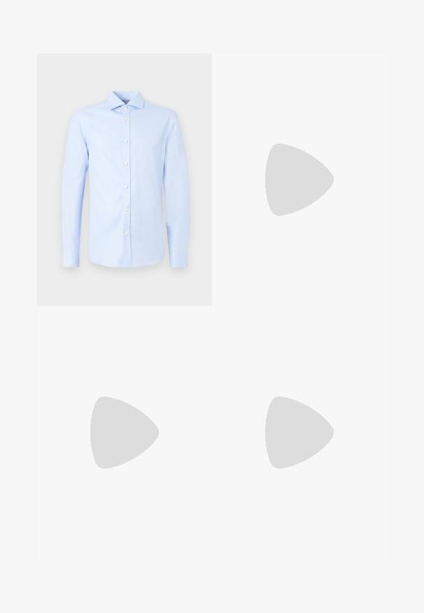 Lichtblauw overhemd voor mannen met lange mouwen, knoopsluiting aan de voorkant en een klassieke kraag, weergegeven op een lichte achtergrond.; Marineblauwe, op maat gemaakte broek van een soepele stof. Voorzien van een knoopsluiting, zijzakken en een recht model.; Zwarte glanzende leren nette schoen met gesloten veters, lage hak en glad afgeronde neus, getoond vanaf de buitenkant op een effen achtergrond.; Zwarte leren riem met een zilveren gesp en rood stiksel, opgerold op een effen lichte achtergrond.