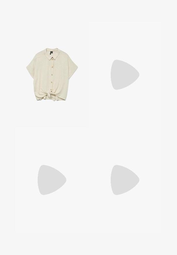 Beige kortærmet bluse med knaplukning foran og en knyttet detalje i bunden. Let tekstur med et subtilt mønster hele vejen igennem.; Bredbenede cremefarvede bukser med høj talje, med et stofbælte bundet med en rund skildpaddeknap på højre side.; Beige flettede sandaler med krydsremdesignet, lavet af teksturerede naturlige fibre, med flad sål og justerbar ankelrem.; Taske i vævet halm i en tan farve med stor loopet hank og tre små hængende muslingeskal-vedhæng.