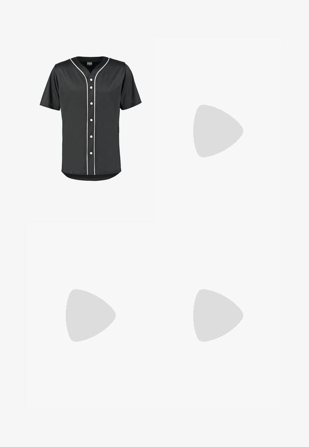 Schwarzes Baseball-Trikot mit kurzen Ärmeln aus glattem Stoff. Verfügt über weiße Knöpfe und kontrastierende weiße Paspelierung entlang der Vorderseite und des Kragens.; Schwarze Jeans aus Denim mit geradem Schnitt, Fronttaschen und einem einzelnen Knopfverschluss. Verfügt über subtile Verblassungen und Näh-Details.; Weißer Nike Air Force 1 Sneaker mit grauem Swoosh-Logo, der über einer Steinoberfläche und einem grauen Steinwandhintergrund schwebt.; Silberne Edelstahl-Armbanduhr mit achteckigem Gehäuse, gebürsteter Oberfläche, minimalistischem hellsilbernen Zifferblatt und schwarzen Stundenmarkern. Metall-Armband.